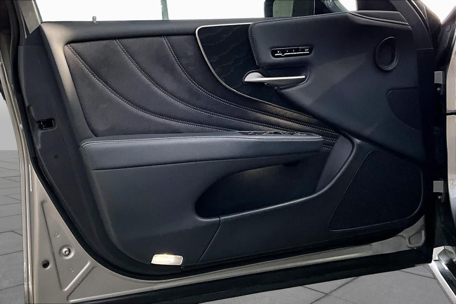 Used 2023 Lexus LS 500 w/ Accessory Package (Z2) RWD image 22