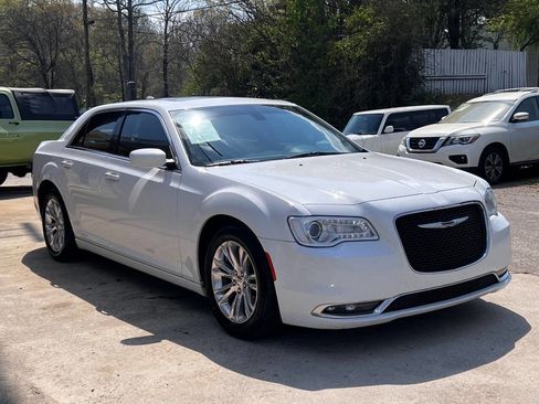 Used 2017 Chrysler 300 Limited w/ Value Package image 9