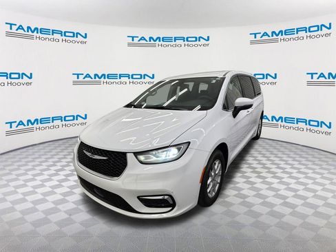 Used 2023 Chrysler Pacifica Touring-L FWD image 1