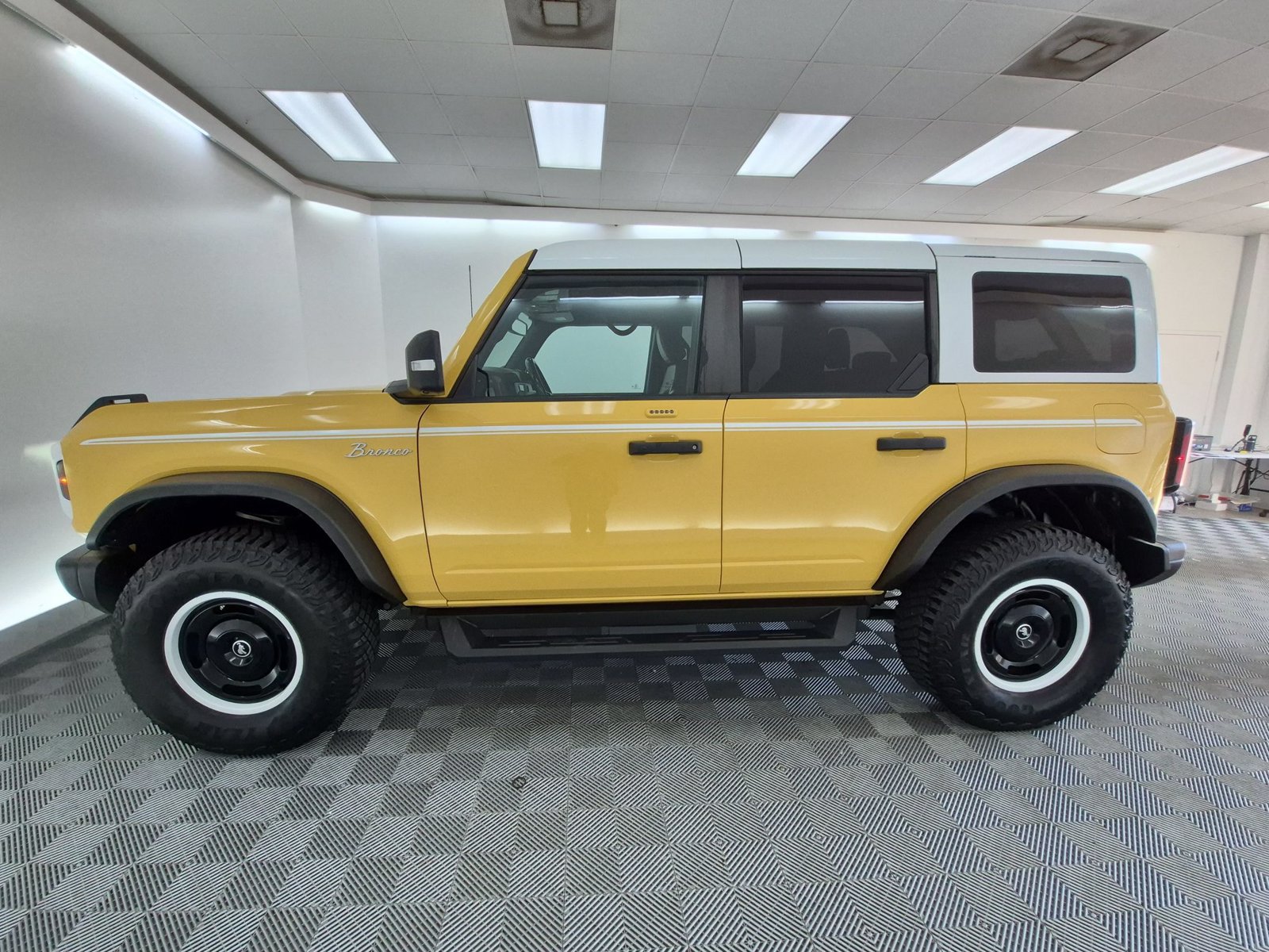 Used 2023 Ford Bronco Heritage Edition AWD/4WD image 2