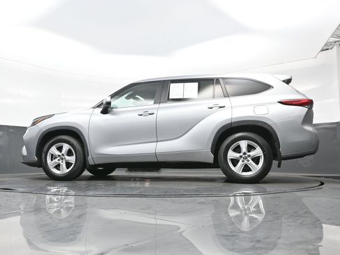 Used 2023 Toyota Highlander LE AWD/4WD image 27