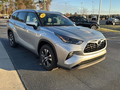 Certified 2025 Toyota Highlander XLE image 6