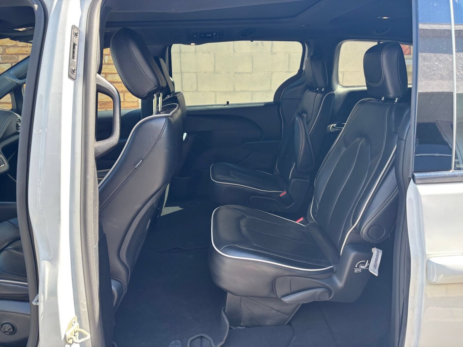 Used 2025 Chrysler Pacifica Limited FWD image 28