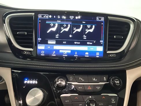 Used 2021 Chrysler Pacifica Touring-L FWD image 25