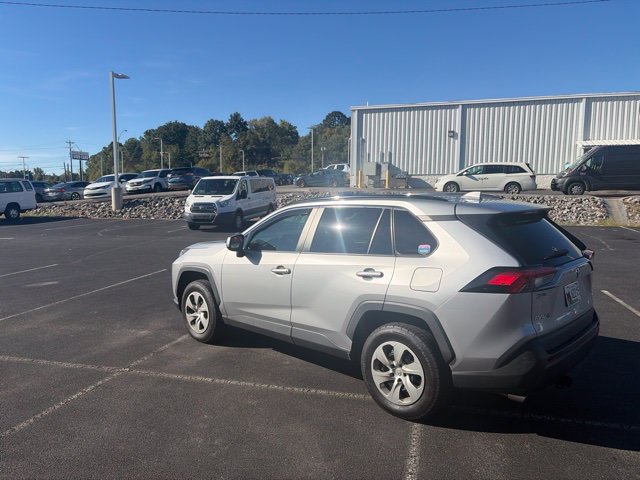 Used 2019 Toyota RAV4 LE AWD/4WD image 3
