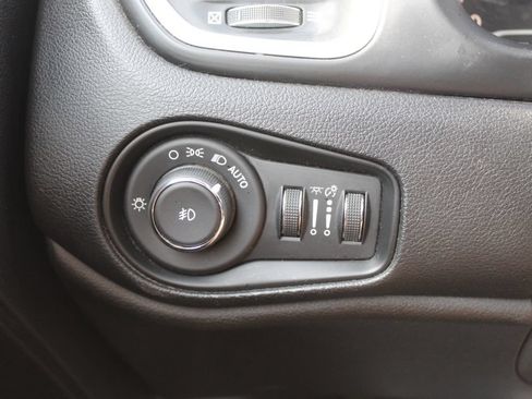 Used 2018 Jeep Renegade Latitude FWD image 23