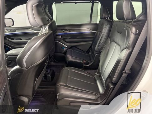 Used 2022 Jeep Grand Cherokee L Overland w/ Luxury Tech Group IV AWD/4WD image 11