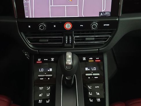 Certified 2025 Porsche Macan AWD/4WD image 19