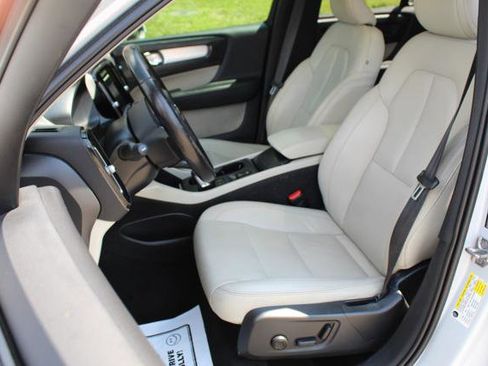 Used 2020 Volvo XC40 T5 Momentum w/ Protection Package image 13