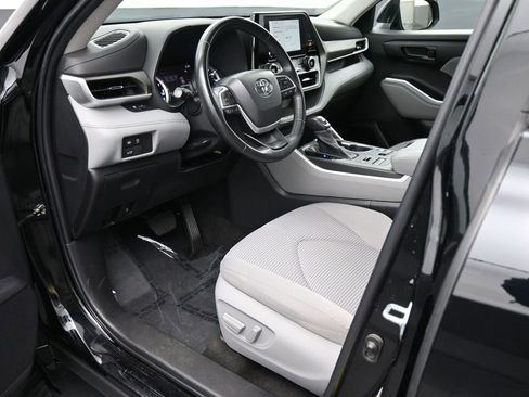Used 2023 Toyota Highlander LE image 2