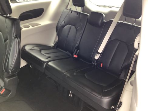 Certified 2024 Chrysler Pacifica Touring-L FWD image 6