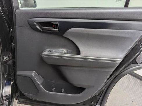Used 2021 Toyota Highlander L image 19