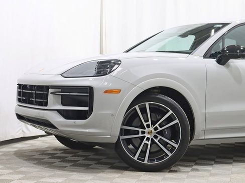 Used 2024 Porsche Cayenne image 3