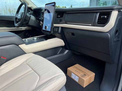 New 2024 Ford Expedition Max Platinum image 5