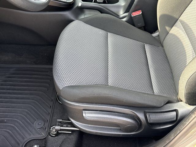 Used 2025 Kia Soul LX w/ LX Technology Package FWD image 14