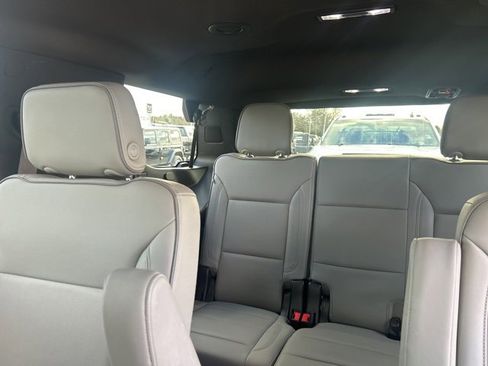 Used 2022 GMC Yukon SLT w/ SLT Luxury Package image 16