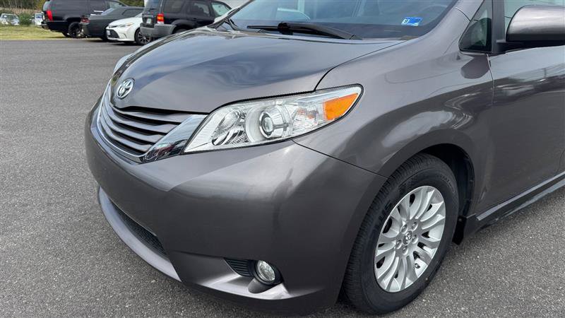 Used 2017 Toyota Sienna XLE w/ XLE Navigation Package FWD image 13