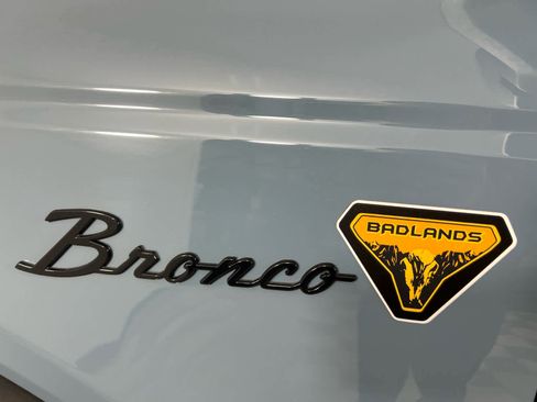 Used 2021 Ford Bronco Badlands image 9