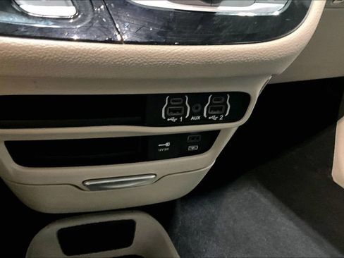 Used 2022 Chrysler Pacifica Touring-L image 15
