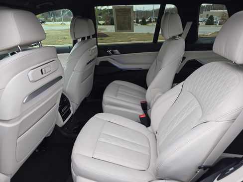 Used 2025 BMW X7 M60i image 16