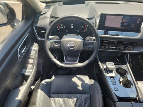 Used 2025 Nissan Rogue Platinum w/ Platinum Premium Package FWD image 11