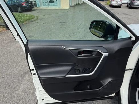 Used 2021 Toyota RAV4 LE AWD/4WD image 9