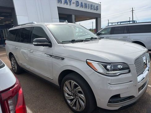 Used 2023 Lincoln Navigator L Reserve image 1