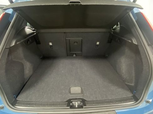Used 2025 Volvo XC40 B5 Core image 9