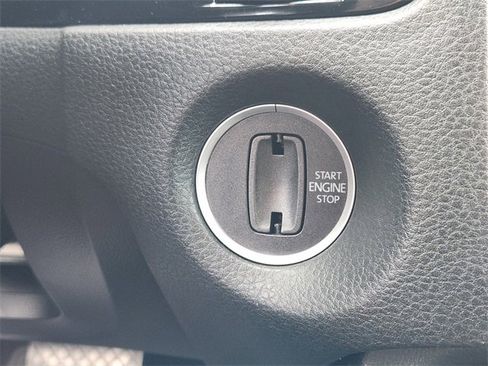 Used 2016 Volkswagen Touareg Sport image 22