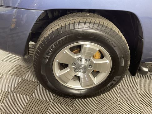 Used 2004 Toyota 4Runner SR5 AWD/4WD image 9