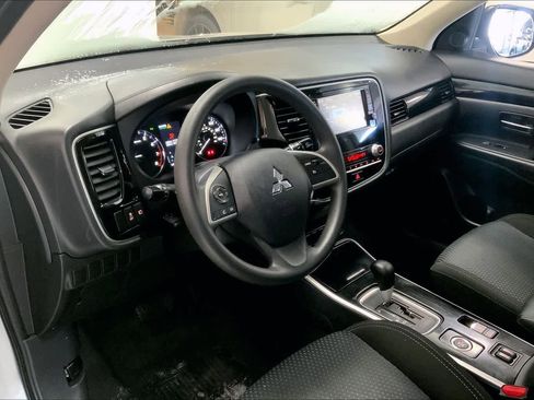 Used 2020 Mitsubishi Outlander ES image 2