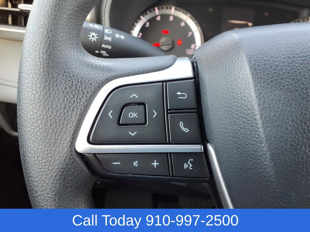 Used 2022 Toyota Highlander L FWD image 20