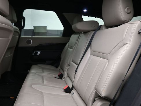 Used 2018 Land Rover Discovery SE image 10