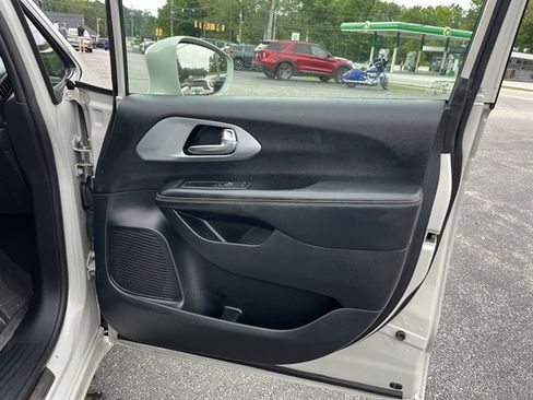 Used 2020 Chrysler Pacifica Touring-L w/ Advanced Safetytec Group FWD image 36