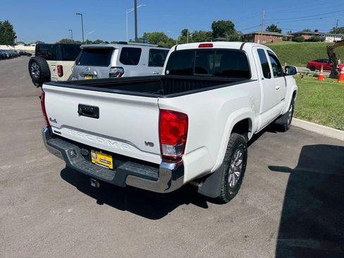 Used 2017 Toyota Tacoma SR5 w/ Tow Package AWD/4WD image 14