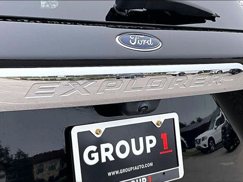 Used 2023 Ford Explorer Limited w/ Limited Technology Package image 9