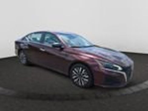 Used 2025 Nissan Altima 2.5 SV FWD image 3