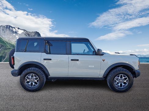 Used 2025 Ford Bronco Badlands image 7