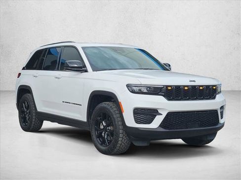 Used 2025 Jeep Grand Cherokee Altitude AWD/4WD image 2
