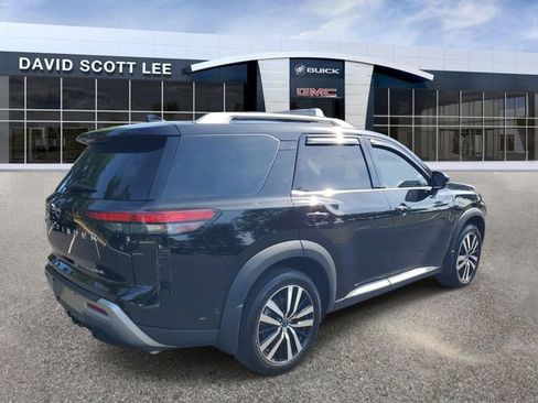 Used 2024 Nissan Pathfinder Platinum FWD image 4