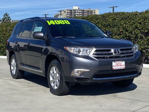 Used 2012 Toyota Highlander FWD w/ Tech Pkg image 2