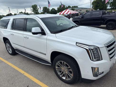 Used 2019 Cadillac Escalade ESV 4WD image 4