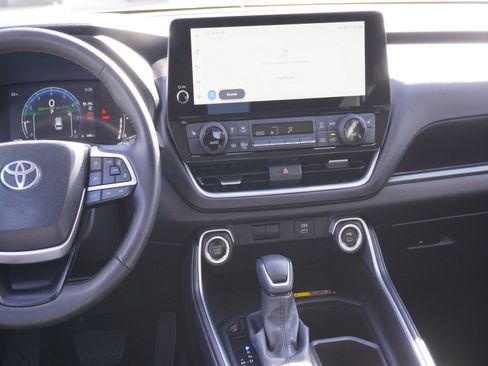 Used 2025 Toyota Grand Highlander AWD image 17