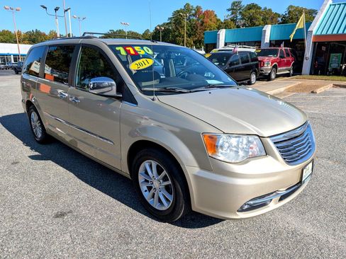 Used 2011 Chrysler Town & Country Limited w/ Trailer Tow Group image 9