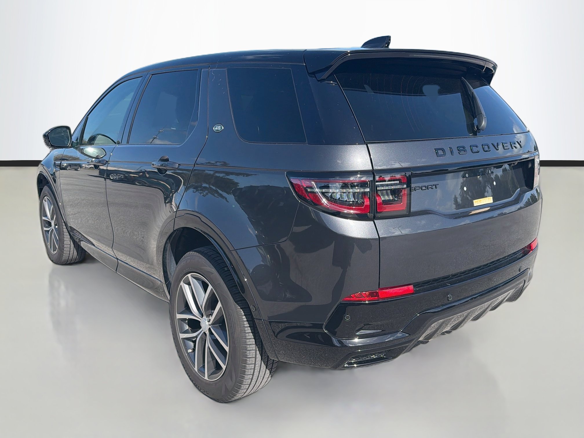 Used 2025 Land Rover Discovery Sport Dynamic SE AWD/4WD image 3
