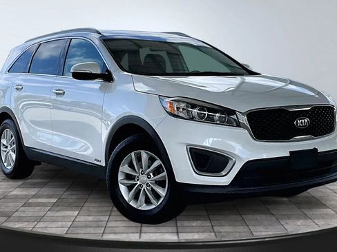 Used 2017 Kia Sorento LX image 3