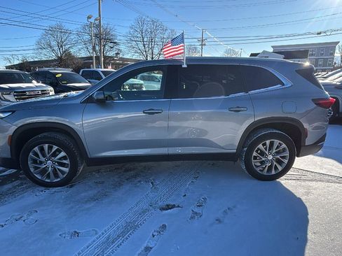 Used 2025 Buick Enclave Preferred image 4