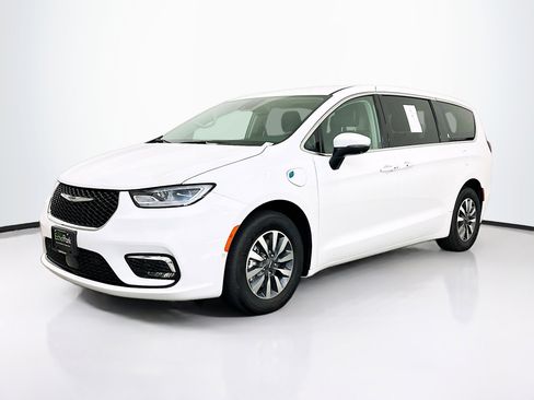Used 2023 Chrysler Pacifica Touring-L image 3