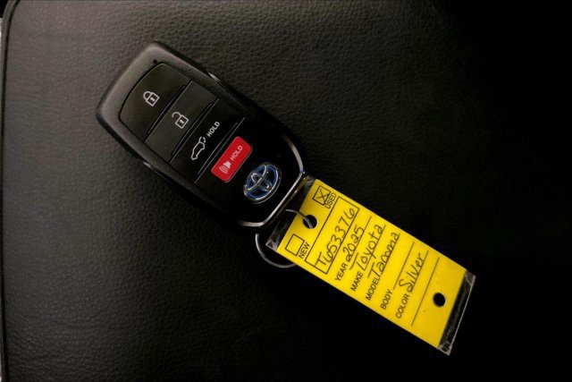 Certified 2025 Toyota Tacoma SR5 AWD/4WD image 12