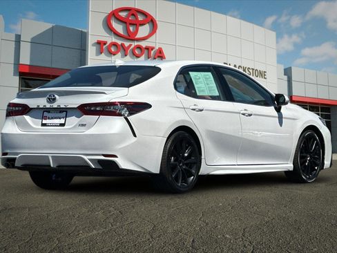 Used 2022 Toyota Camry XSE FWD image 3